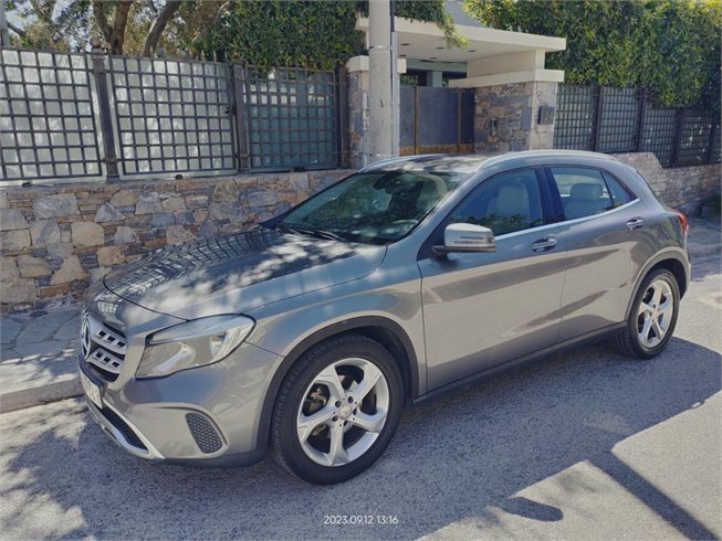 Mercedes-Benz-GLA 200